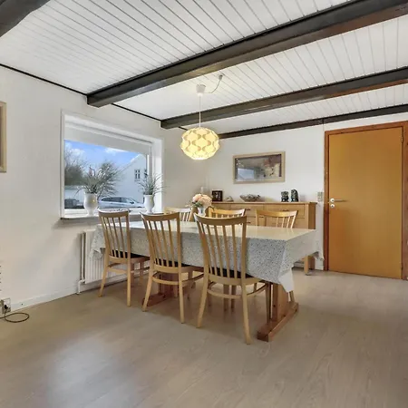 Year House Centrally Located In Harbooresj1083