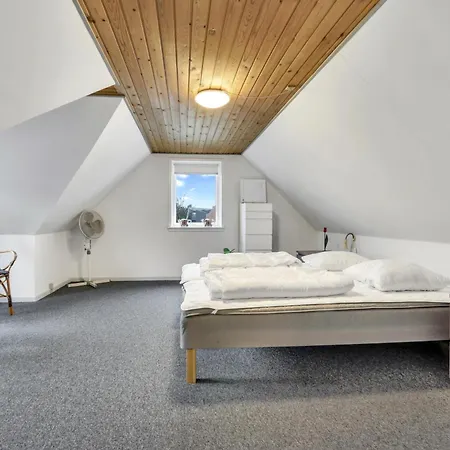 Year House Centrally Located In Harbooresj1083